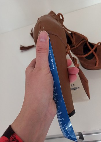 Püsküllü Kahverengi Süet Dolgu Topuklu Sandalet - Görsel 8