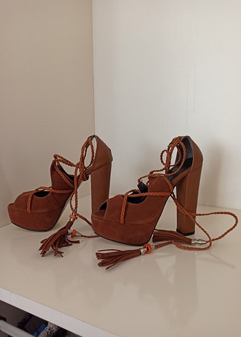 Püsküllü Kahverengi Süet Dolgu Topuklu Sandalet - Görsel 2