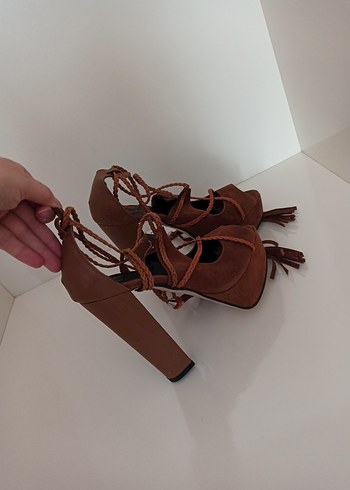 Püsküllü Kahverengi Süet Dolgu Topuklu Sandalet - Görsel 5