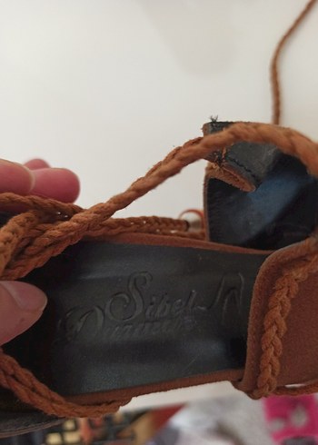 Püsküllü Kahverengi Süet Dolgu Topuklu Sandalet - Görsel 6