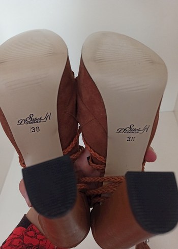 Püsküllü Kahverengi Süet Dolgu Topuklu Sandalet - Görsel 7