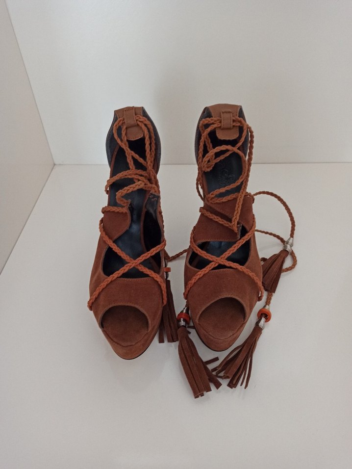 Püsküllü Kahverengi Süet Dolgu Topuklu Sandalet - Görsel 4