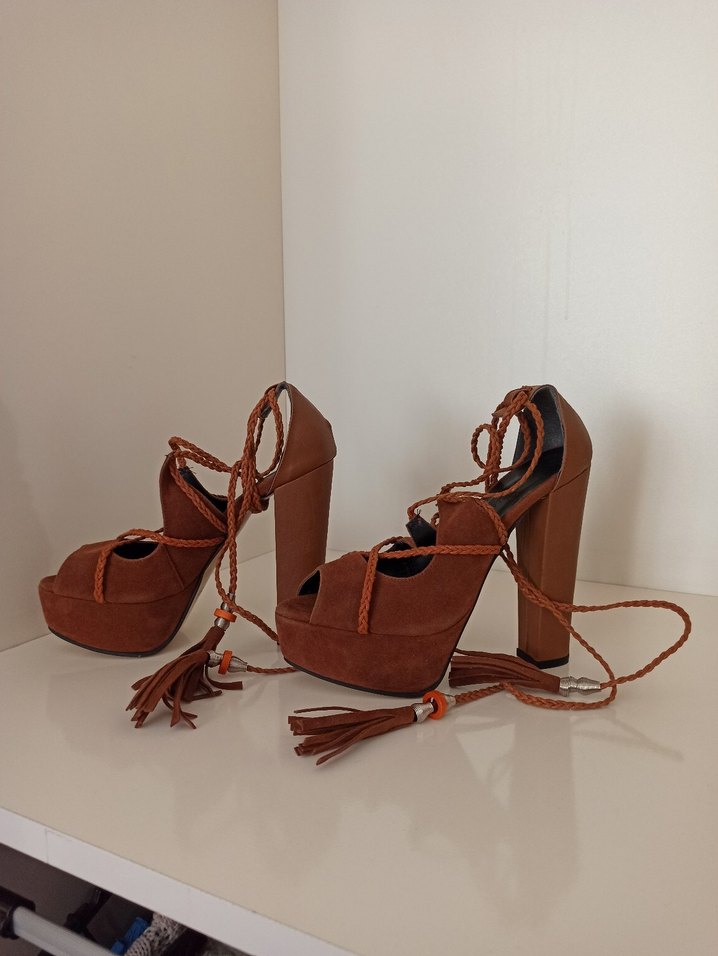 Püsküllü Kahverengi Süet Dolgu Topuklu Sandalet - Görsel 2