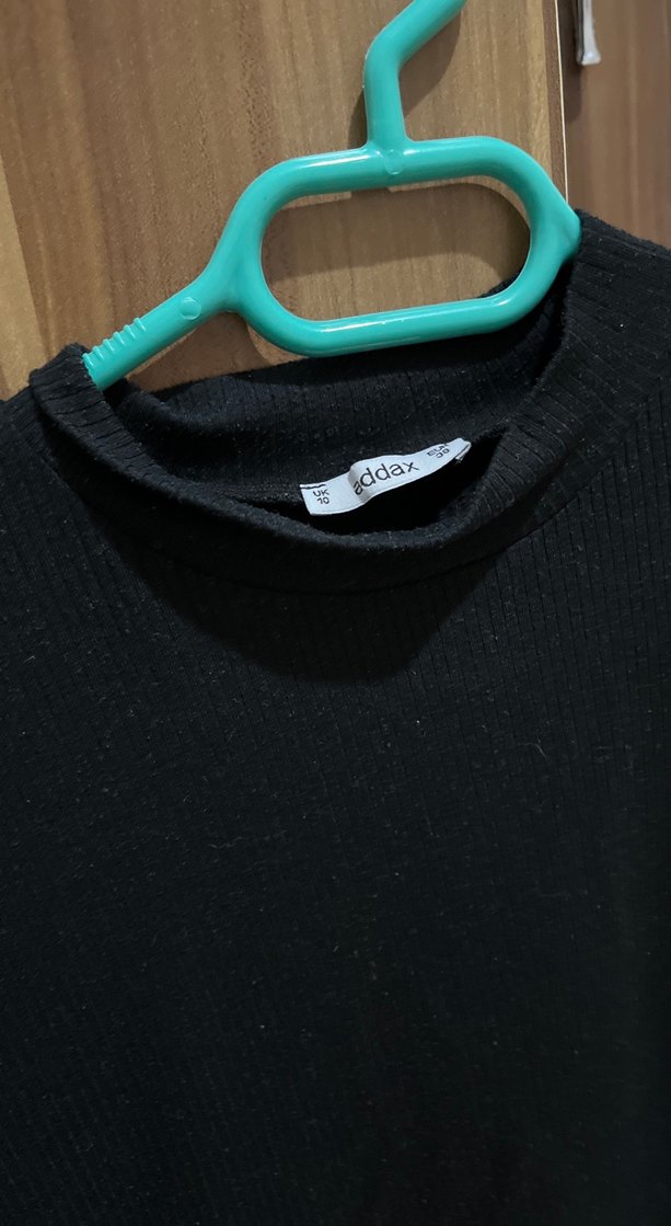 Siyah Kısa Kollu Yarım Balıkçı Kadın Tişört - Görsel 2