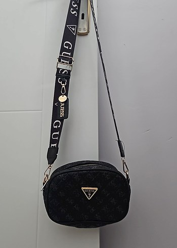 Guess Siyah Yılan Desenli Kadın Çapraz Çanta