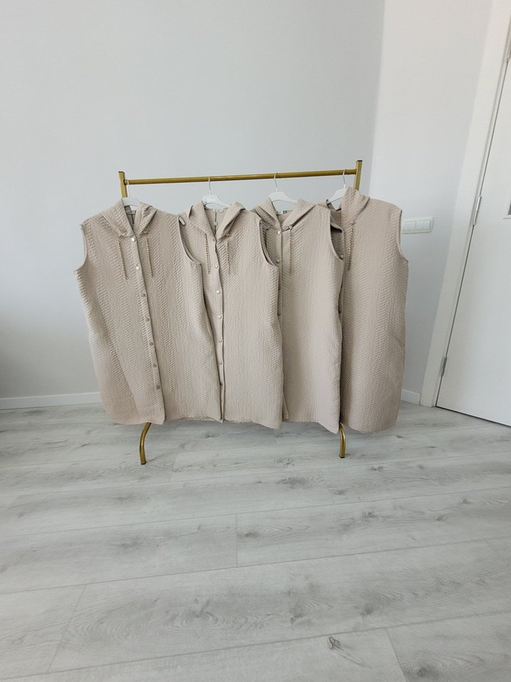 Düğmeli Bej Kapitone Kolsuz Kadın Yelek - Görsel 3