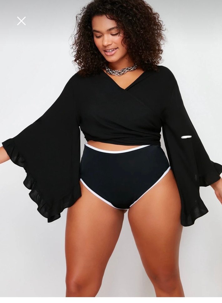 Zincir Detaylı Siyah V Yaka Kadın Bluz - Görsel 3