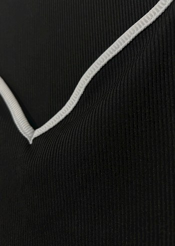 Gri Detaylı Siyah V Yaka Atlet - Görsel 3