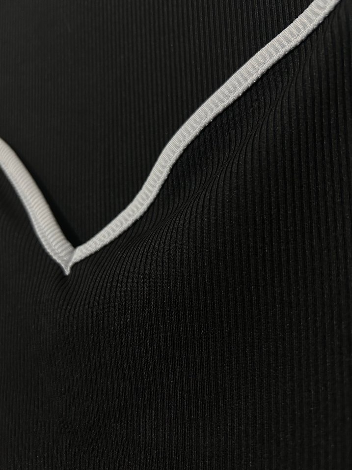 Gri Detaylı Siyah V Yaka Atlet - Görsel 3