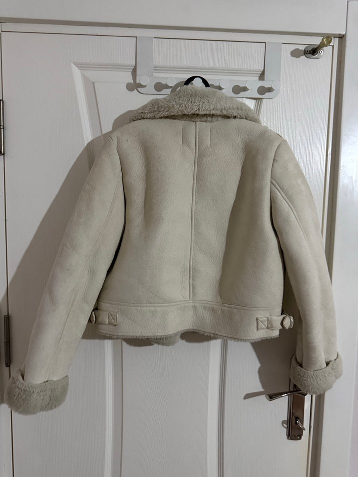 Kürklü Beyaz Midi Kadın Mont kaban Stradivarius - Görsel 3