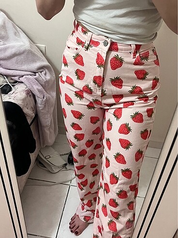 Pembe çilekli pinterest jean pantolon