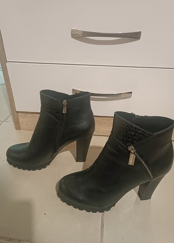 Siyah Yılan Derisi Desenli Dolgu Topuklu Kadın Bot - Görsel 5