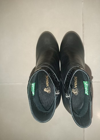 Siyah Yılan Derisi Desenli Dolgu Topuklu Kadın Bot - Görsel 4