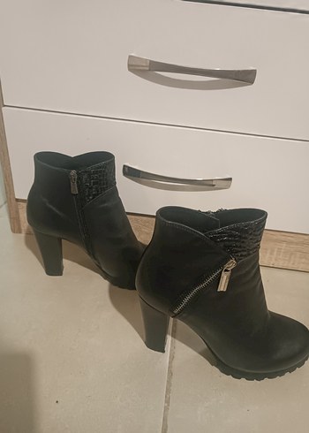 Siyah Yılan Derisi Desenli Dolgu Topuklu Kadın Bot - Görsel 7