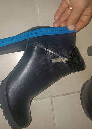 Siyah Yılan Derisi Desenli Dolgu Topuklu Kadın Bot - Görsel 8