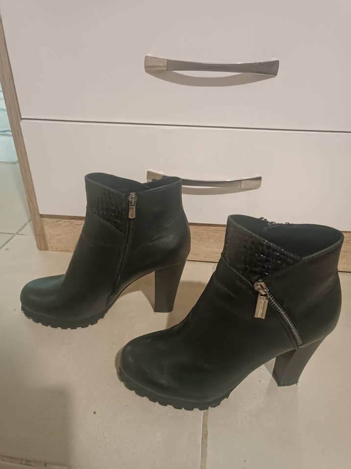 Siyah Yılan Derisi Desenli Dolgu Topuklu Kadın Bot - Görsel 5