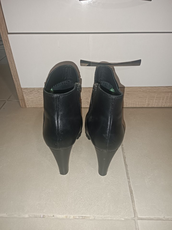 Siyah Yılan Derisi Desenli Dolgu Topuklu Kadın Bot - Görsel 3