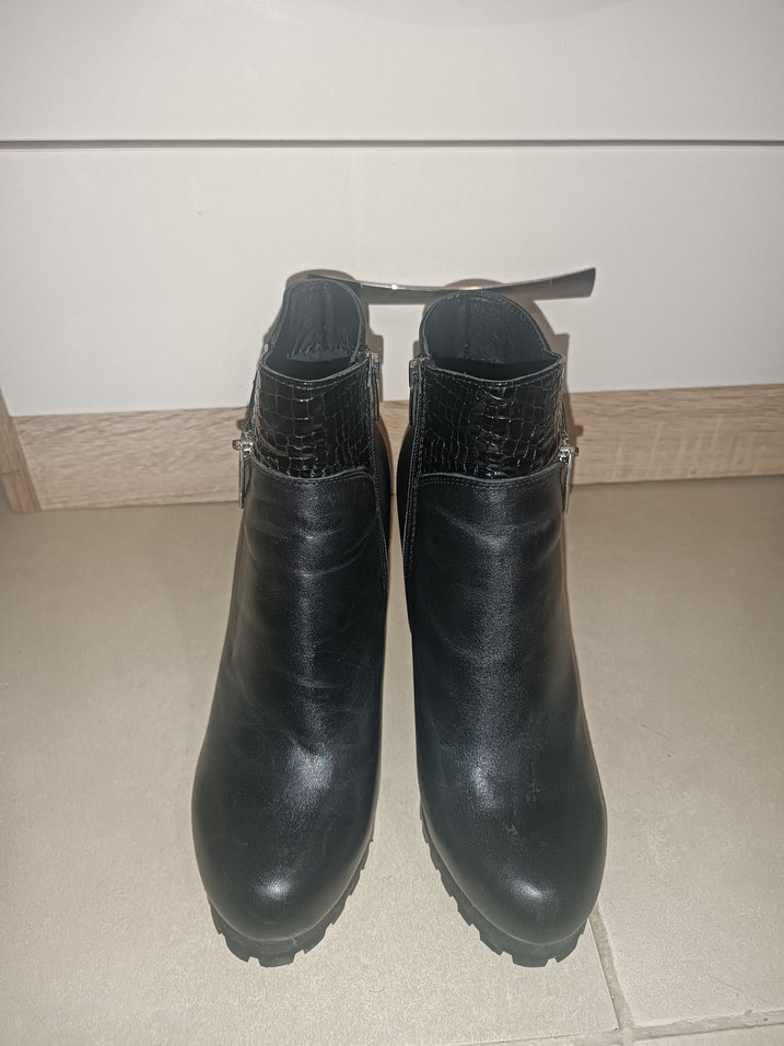 Siyah Yılan Derisi Desenli Dolgu Topuklu Kadın Bot - Görsel 2