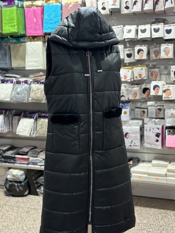 Siyah Kapüşonlu Uzun Kadın Şişme Yelek - Görsel 2