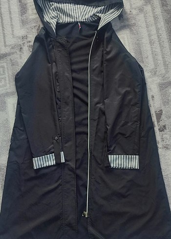 Kadın Siyah Uzun Kapüşonlu Yağmurluk - Görsel 2