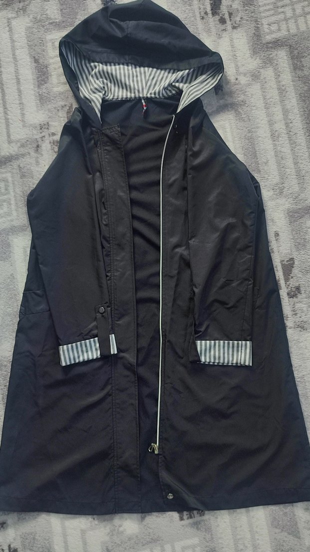 Kadın Siyah Uzun Kapüşonlu Yağmurluk - Görsel 2