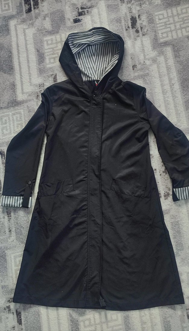 Kadın Siyah Uzun Kapüşonlu Yağmurluk - Görsel 3