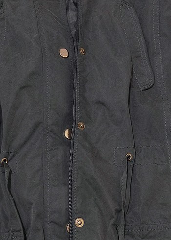 Düğmeli fermuarlı kapşonlu haki kadın mont - Görsel 5