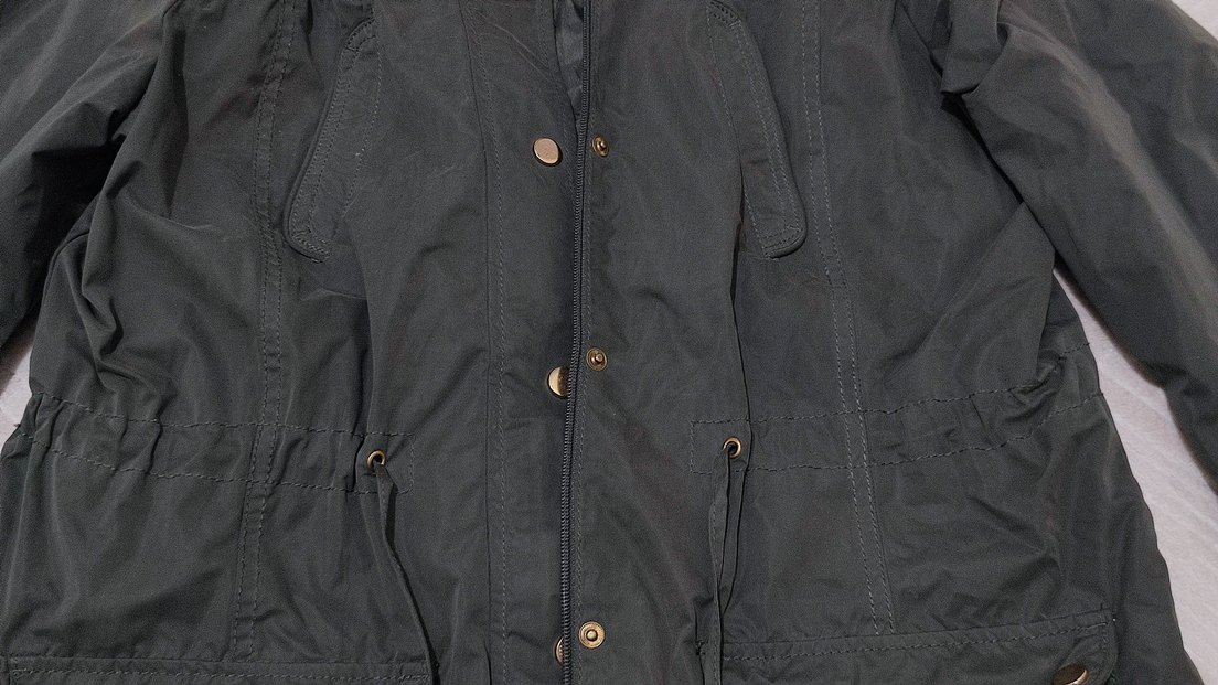 Düğmeli fermuarlı kapşonlu haki kadın mont - Görsel 5