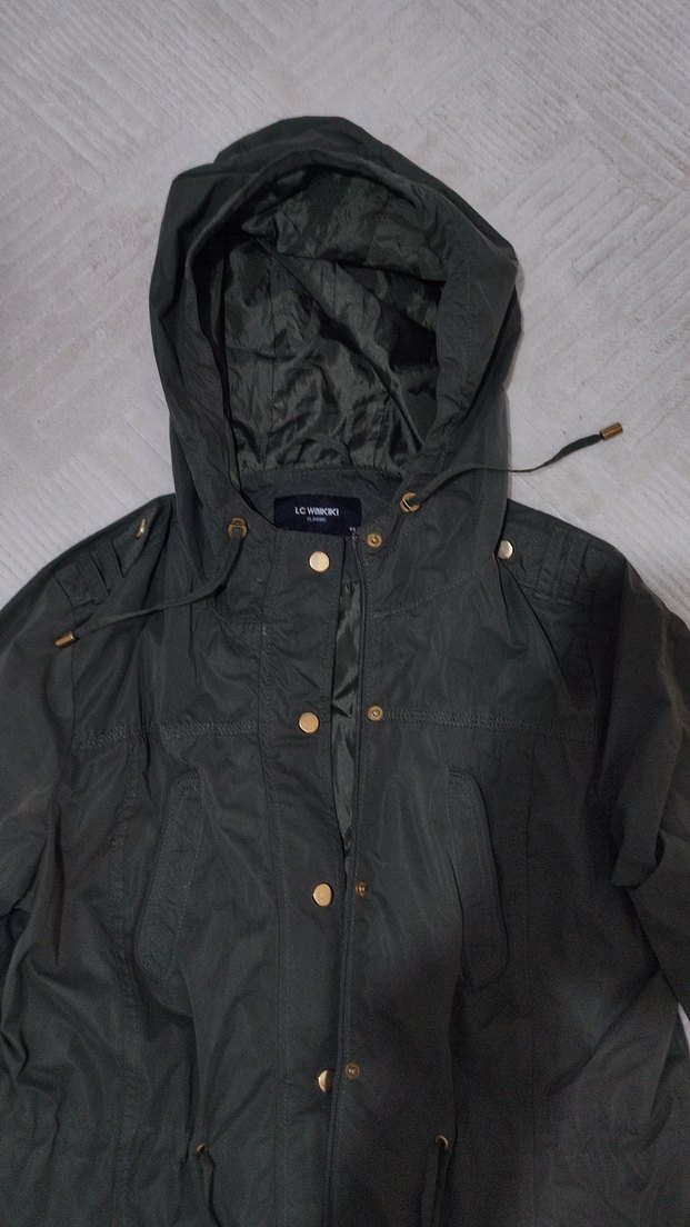 Düğmeli fermuarlı kapşonlu haki kadın mont - Görsel 2