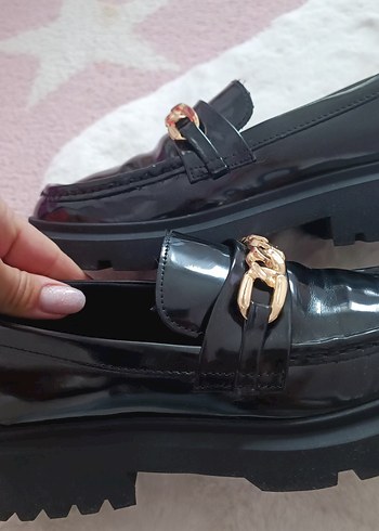 Zincir Detaylı Parlak Siyah kız çocuk Loafer - Görsel 3