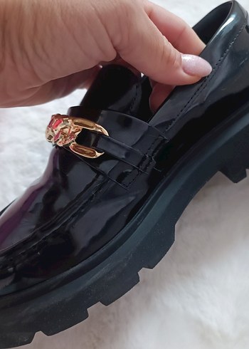 Zincir Detaylı Parlak Siyah kız çocuk Loafer - Görsel 4