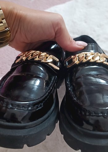 Zincir Detaylı Parlak Siyah kız çocuk Loafer - Görsel 2