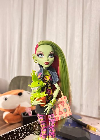  Beden Monster high Venus