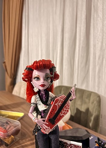 Beden Monster high operetta