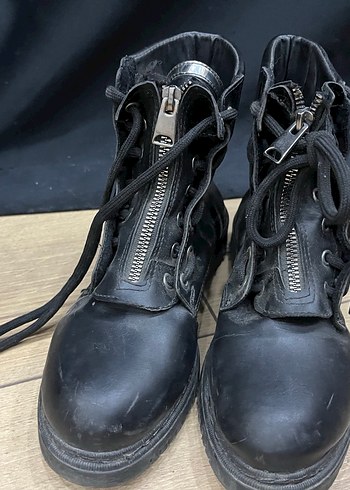 Siyah Deri Botlar - Görsel 2