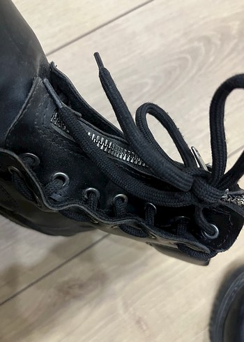 Siyah Deri Botlar - Görsel 3