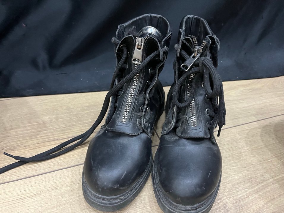 Siyah Deri Botlar - Görsel 2