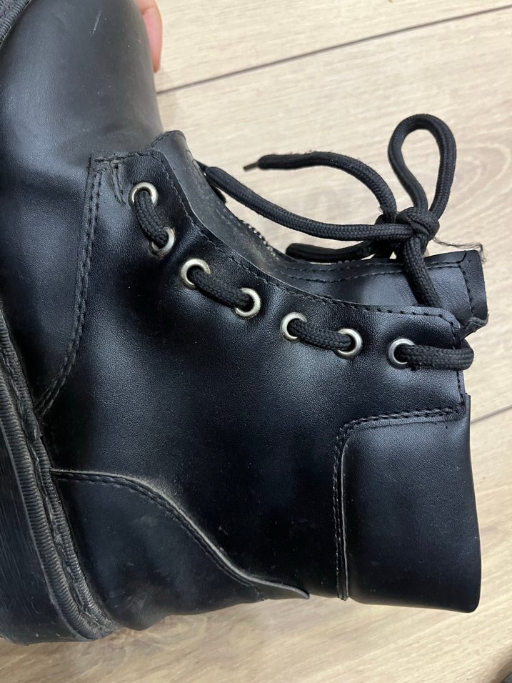 Siyah Deri Botlar - Görsel 4