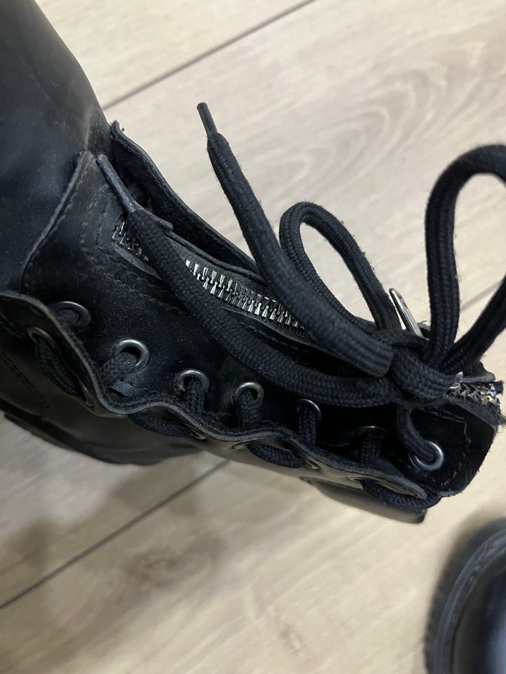 Siyah Deri Botlar - Görsel 3