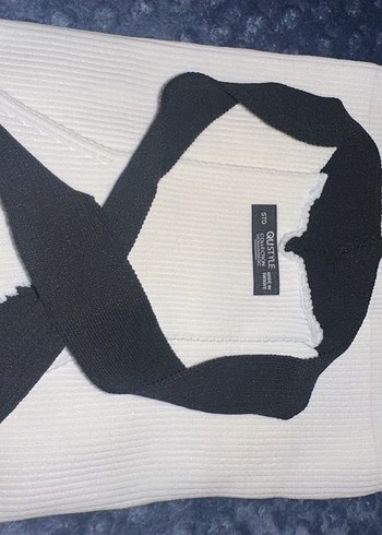 Siyah beyaz halter yaka triko - Görsel 3