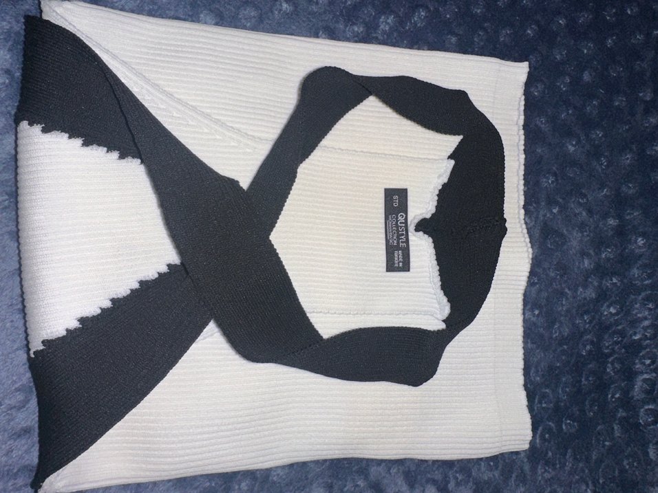 Siyah beyaz halter yaka triko - Görsel 3