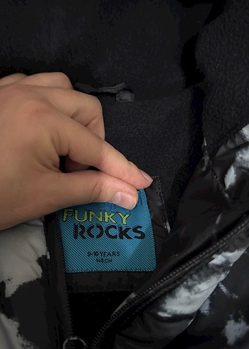 Erkek çocuk Siyah Batik Desenli Kapüşonlu Kışlık Mont - Görsel 3