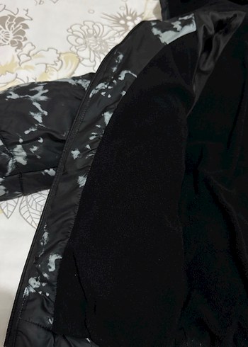 Erkek çocuk Siyah Batik Desenli Kapüşonlu Kışlık Mont - Görsel 4