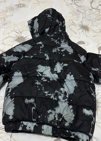 Erkek çocuk Siyah Batik Desenli Kapüşonlu Kışlık Mont - Görsel 5