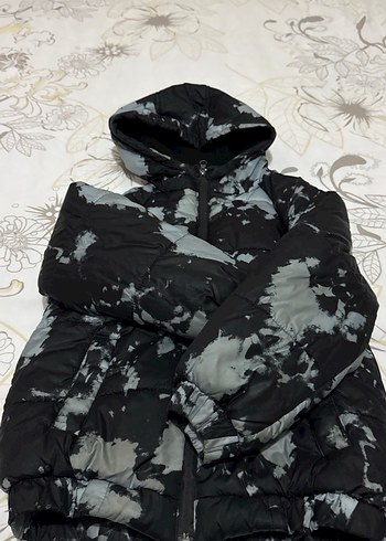 Erkek çocuk Siyah Batik Desenli Kapüşonlu Kışlık Mont - Görsel 2