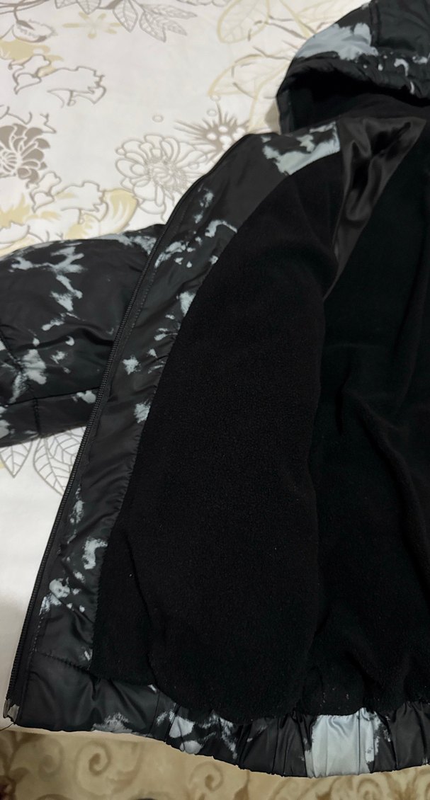 Erkek çocuk Siyah Batik Desenli Kapüşonlu Kışlık Mont - Görsel 4