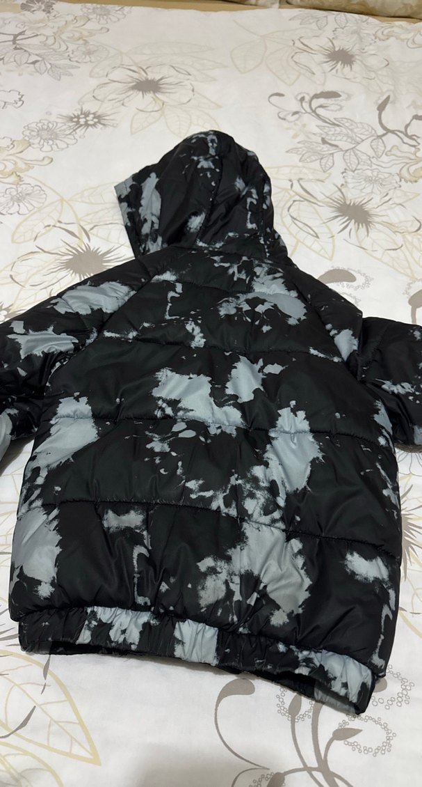 Erkek çocuk Siyah Batik Desenli Kapüşonlu Kışlık Mont - Görsel 5