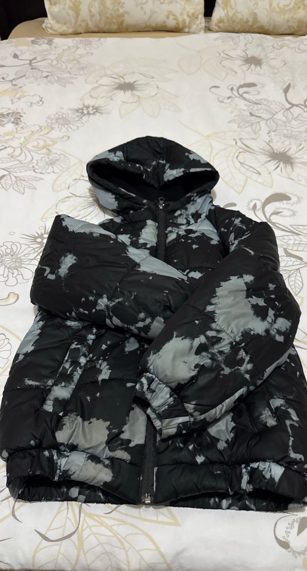 Erkek çocuk Siyah Batik Desenli Kapüşonlu Kışlık Mont - Görsel 2