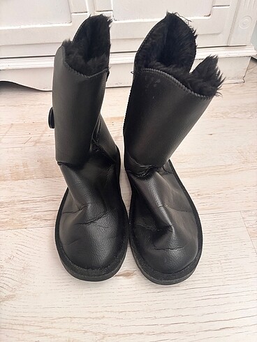 Ugg Düğmeli Siyah Deri Model Ugg