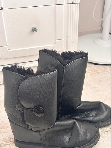 39 Beden Düğmeli Siyah Deri Model Ugg